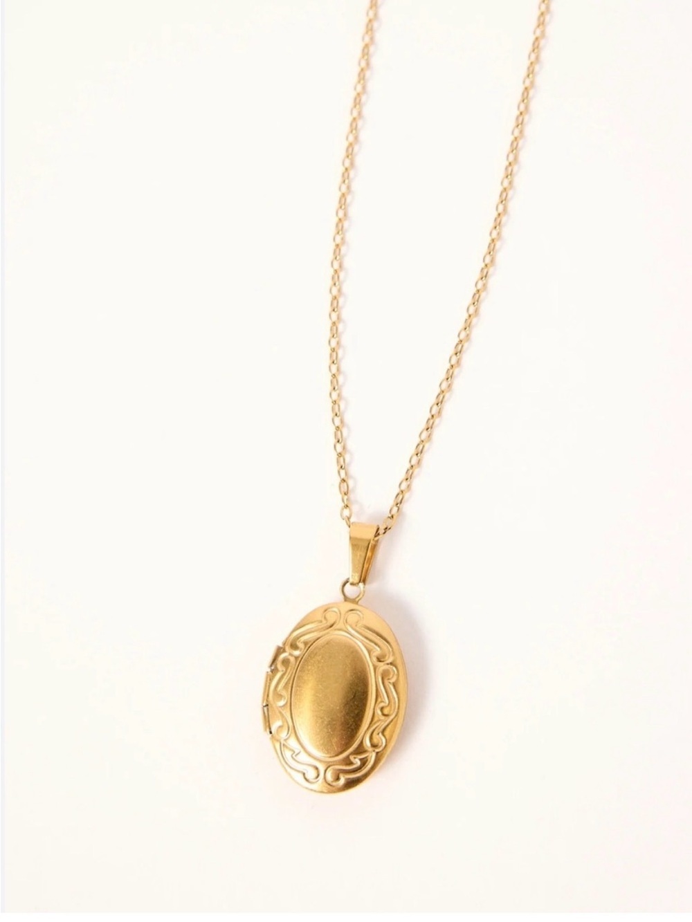 Plunder Design 18k Gold Plated Oval Locket Necklace 18-20” Cable Link Chain